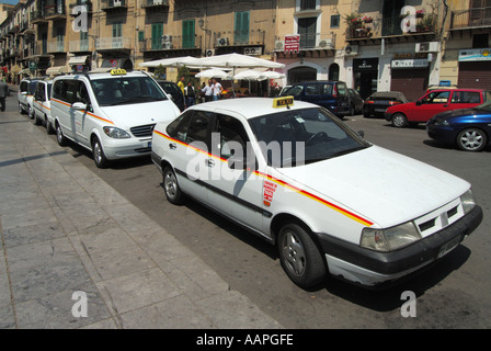 De nombreux taxis sont à Sicile Monreale Banque D'Images