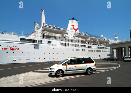 Thomson Spirit bateau de croisière à quai à Palerme un jour visiter les passagers de retour en taxi Banque D'Images