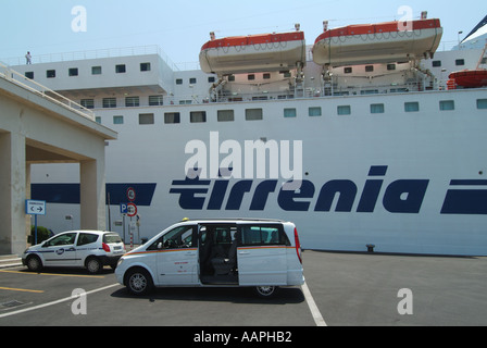 Des taxis stationnent à l'extérieur de Palerme pour les clients terminal de ferry à quai adjacent exploité par Tirrenia voyage business Port de Polermo Sicile Italie Banque D'Images