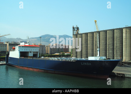 Palerme Sicile les installations portuaires et ancrées sur rouleau Roll off ferry Linda avec une cargaison de nouvelles voitures Italie Banque D'Images