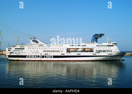 Les installations portuaires au-delà du transport maritime au départ des ferries Grimaldi Lines Excellent départ du port d'Polermo Sicile Italie Banque D'Images