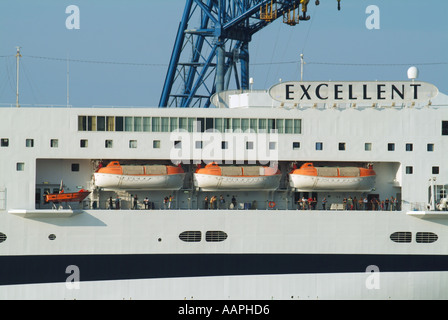 Palerme Sicile les installations portuaires de traversier sur les navires milieu excellent au départ avec les passagers sur les ponts Banque D'Images