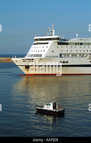 Palerme Sicile entrée de port avec l'approche avec les pilotes du port de ferry de lancement Banque D'Images