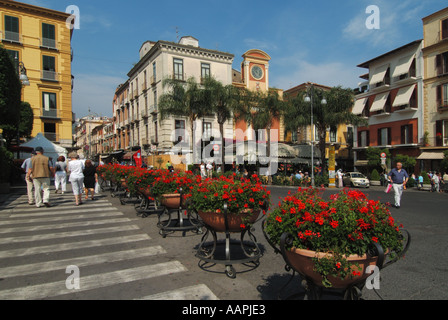 Sorrento resort Place Tasso affichage floral géraniums sauges avec paniers en fer forgé sur roues à côté de passage pour piétons Banque D'Images