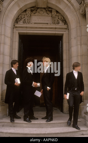 Eton College garçons seniors dans leur uniforme scolaire traditionnel parents Day. Windsor, Berkshire juin 1985 1980s Royaume-Uni HOMER SYKES Banque D'Images