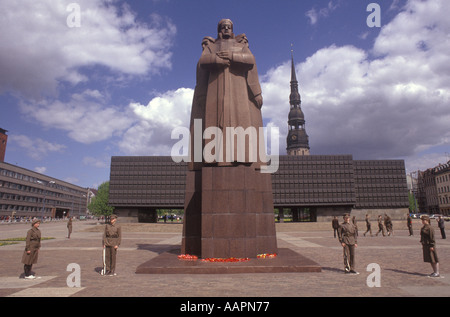 Riga Lettonie années 80 UN pays d'État Baltique faisant partie de l'URSS. Place des riflemen, monument du Rifleman. Les jeunes tiennent le Musée de la protection de Lettonie en arrière-plan 1989 Banque D'Images