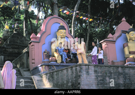 Les gens de statues de Bouddha dans les escaliers menant au Temple de Swayambhunath à Katmandou au Népal Banque D'Images