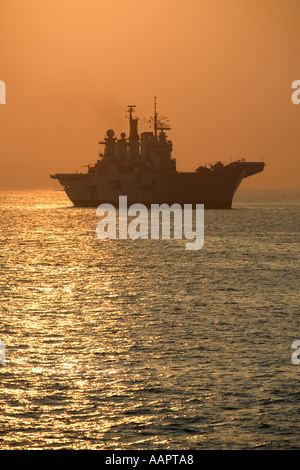 Trafalgar 200 Revue internationale de la flotte 28 juin 2005 porte-avions HMS Illustrious R06 au crépuscule 27 juin 2005 JMH1006 Banque D'Images