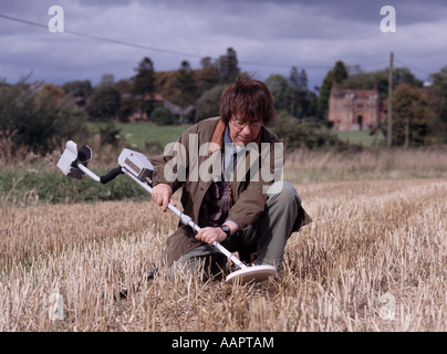 Bill Wyman démontre la détection de métaux dans un champ dans le Suffolk. Banque D'Images