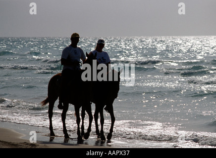 Couple de l'équitation le long de la côte à Jibacoa beach Cuba Banque D'Images