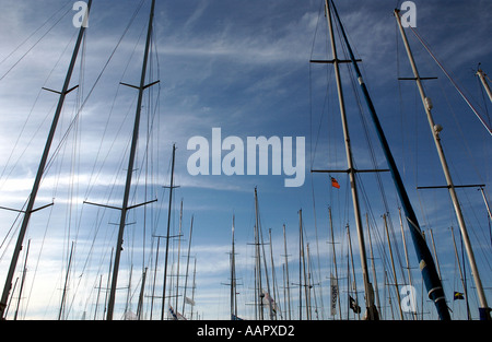 Location de mâts à Cowes Yacht Haven sur l'île de Wight dans le Hampshire England UK Banque D'Images