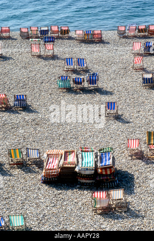 Transats tôt le matin sur la plage de la bière dans le Devon England UK Banque D'Images