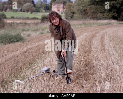 Bill Wyman démontre la détection de métaux dans un champ dans le Suffolk. Banque D'Images