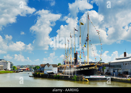 Isambard Kingdom Brunel's SS Great Britain dans son dernier lieu de repos, le Great Western Dockyard à Bristol - le même arsenal, dans laquelle il a été construit en 1843. Le SS Great Britain est le premier fer à repasser à vapeur coque ocean liner et est considéré comme un des précurseurs de la navigation moderne. Banque D'Images