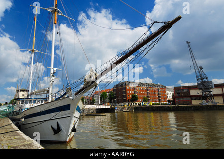 Un voilier amarré le long du quai sur le port flottant à Princes Wharf à Bristol, Angleterre. À droite de la scène sont les grues et les bâtiments de l'M Shed Museum. Autrefois connu sous le nom de Bristol Industrial Museum, le musée est actuellement en cours de restauration et est due à rouvrir en 2011 que le musée de Bristol. Banque D'Images