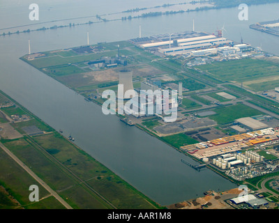 Vue aérienne de l'usine d'électricité usine avec la condensation dans la tour de refroidissement de Moerdijk aux Pays-Bas Noord Brabant Banque D'Images