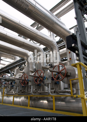 Les tuyaux de grand diamètre avec vannes à l'usine chimique de Chemelot Geleen Zuid Limburg aux Pays-Bas Banque D'Images