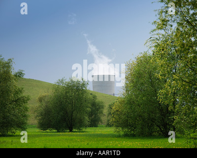 Tour de condensation de l'énergie dans l'usine paysage idyllique Chemelot Geleen Limbourg aux Pays-Bas Banque D'Images