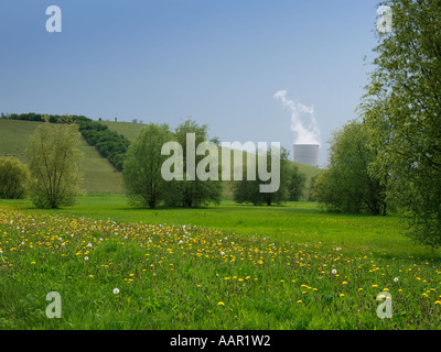 Tour de condensation de l'énergie dans l'usine paysage idyllique Chemelot Geleen Limbourg aux Pays-Bas Banque D'Images