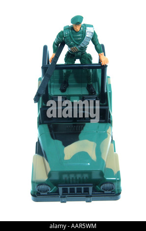 Vue de dessus de toy army truck avec soldier en treillis en arrière de jeep Banque D'Images