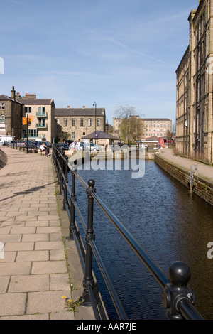 Bassin du canal dans le centre de renouvellement et de réaménagement après Slaithwaite Banque D'Images