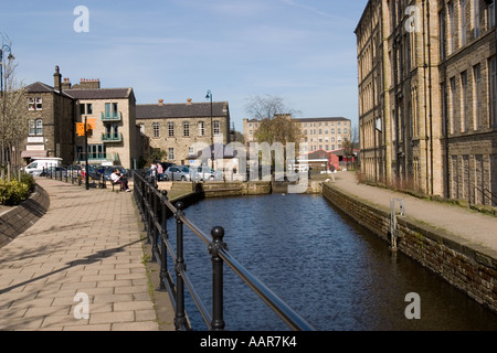 Bassin du canal dans le centre de renouvellement et de réaménagement après Slaithwaite Banque D'Images