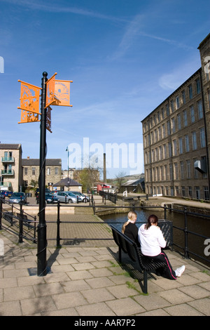 Bassin du canal dans le centre de renouvellement et de réaménagement après Slaithwaite Banque D'Images