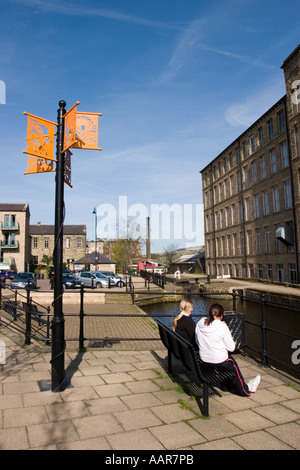 Bassin du canal dans le centre de renouvellement et de réaménagement après Slaithwaite Banque D'Images