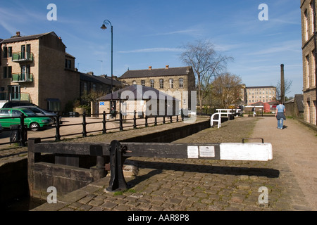 Bassin du canal dans le centre de renouvellement et de réaménagement après Slaithwaite Banque D'Images