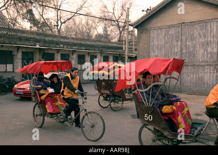 Location vélo dans un hutong ruelles traditionnelles chinoises avec salle de cours et de petites rues Beijing Chine Banque D'Images