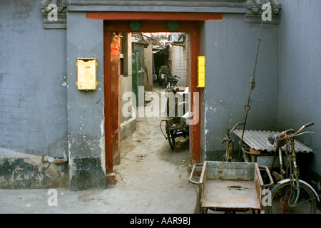 Un hutong ruelles traditionnelles chinoises avec salle de cours et de petites rues Beijing Chine Banque D'Images