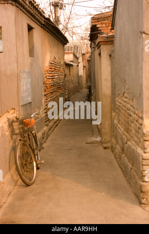 Un hutong ruelles traditionnelles chinoises avec salle de cours et de petites rues Beijing Chine Banque D'Images