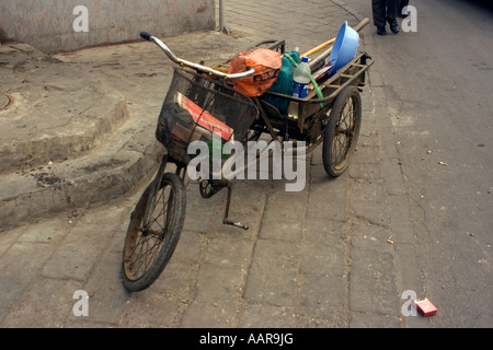 Un vieux vélo chinois dans un coin d'un hutong chinois traditionnel ruelles et maisons avec cours partagés Beijing Chine Banque D'Images