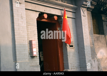 Une porte de hutong, chinois traditionnel de quilles avec salle de cours et de petites rues Beijing Chine Banque D'Images