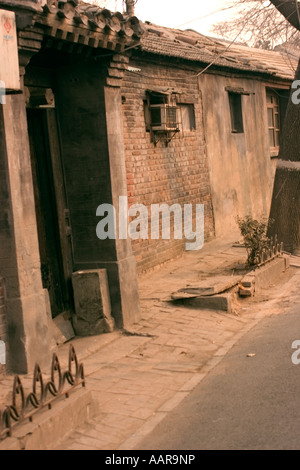 Entrée d'un hutong chinois traditionnel ruelles et maisons avec cours partagés Beijing Chine Banque D'Images