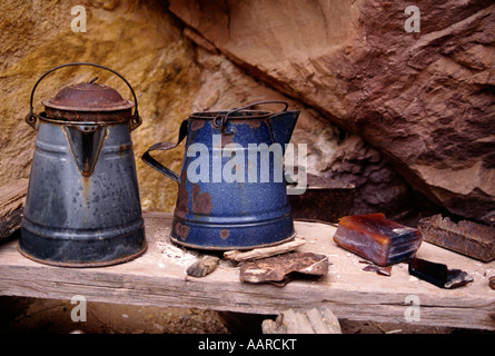 Pots d'eau à l'ancien camp de mineurs le long du ruisseau SHINUMO au mile 108 GRAND CANYON NATIONAL PARK ARIZONA Banque D'Images