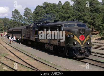 Un GRAND CANYON RAILWAY TRAIN s'arrête pour prendre des passagers à la gare de GRAND CANYON NATIONAL PARK ARIZONA Banque D'Images