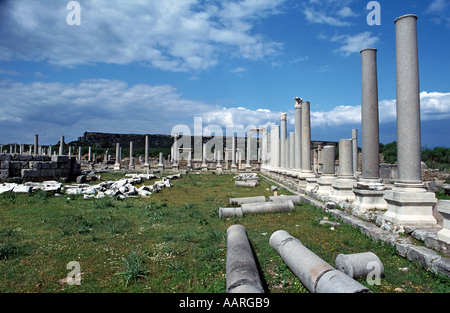 Ruines romaines de Pergé près de Antalya Turquie Perge était une ville importante dans la rue principale de Pamphylie Pergé appelé le Cardo Banque D'Images