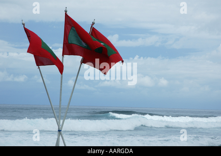 Maldives Ville de drapeaux nationaux de sexe masculin et de l'océan pour le Ramadan Temps Banque D'Images