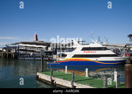 L'ÎLE DU NORD Auckland NOUVELLE ZÉLANDE peut l'un des fast ferries Fullers bateaux amarrés dans le port de Waitemata sur le bord de l'eau Banque D'Images