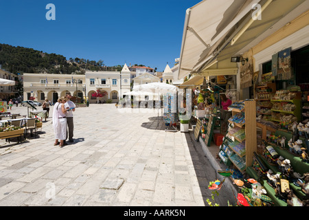 Couple avec guide à l'extérieur de l'atelier de la Place St Marc (Agios Markou Sq), la ville de Zakynthos, Zante, îles Ioniennes, Grèce Banque D'Images