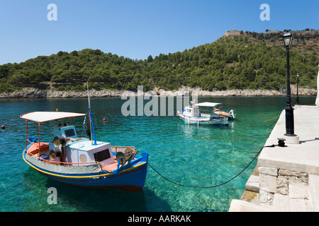 Port d'Assos avec le Château en arrière-plan, Kefalonia, îles Ioniennes, Grèce Banque D'Images