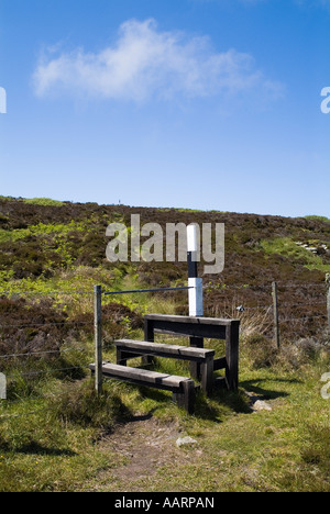 Dh STILE CAITHNESS Sentier étape stile sur barbwire fence Banque D'Images