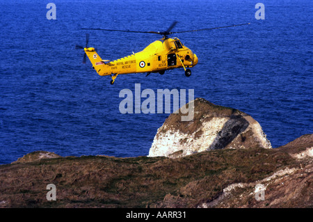 Wessex RAF Air Sea Rescue hélicoptère au-dessus de la falaise à Flamborough en 1980 s Banque D'Images