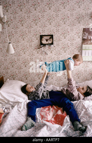 Masha et dasha, krivoshlyapova fédération jumeaux siamois avec la fille de leur amie, la journaliste britannique juliet butler. Banque D'Images