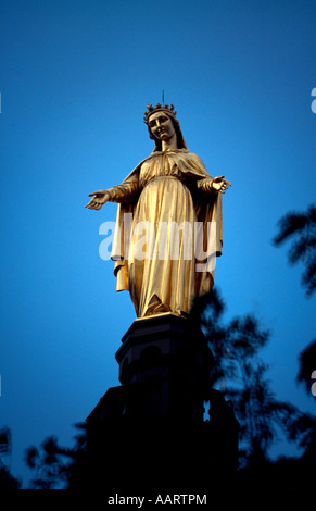 Lyon France Statue dorée de la Vierge Marie au sommet de la Chapelle de la Vierge (Chapelle notre-Dame) Banque D'Images