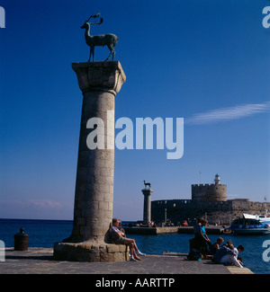 Rhodes Grèce Rhodes ville de Rhodes Mandraki Port entrée colonnes avec Elafos Et Elafina Sculpture de Deer Banque D'Images