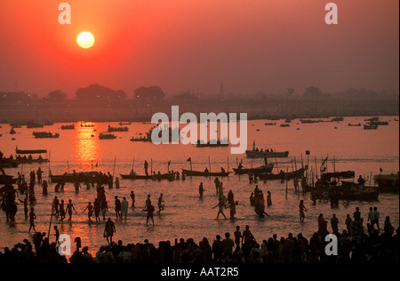 L'INDE Kumbh Mela 2001 LE SOLEIL SE COUCHE SUR LA KUMBH MELA LE PLUS GRAND RASSEMBLEMENT DE GENS RÉUNIS SUR LA TERRE 2001 Banque D'Images