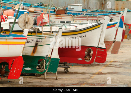 Les bateaux de pêche peints traditionnels colorés en Graciosa, Açores, Portugal. Banque D'Images