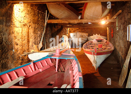 Baleine vieux bateaux dans un petit musée à Lajes das Flores, ou simplement Lajes, sur l'île de Flores, Açores, Portugal. Banque D'Images